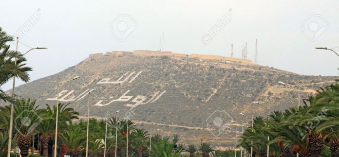 14989932-Montagne-Agadir-au-Maroc-avec-l-inscription-Allah-la-Patrie-le-Roi-Banque-d'images